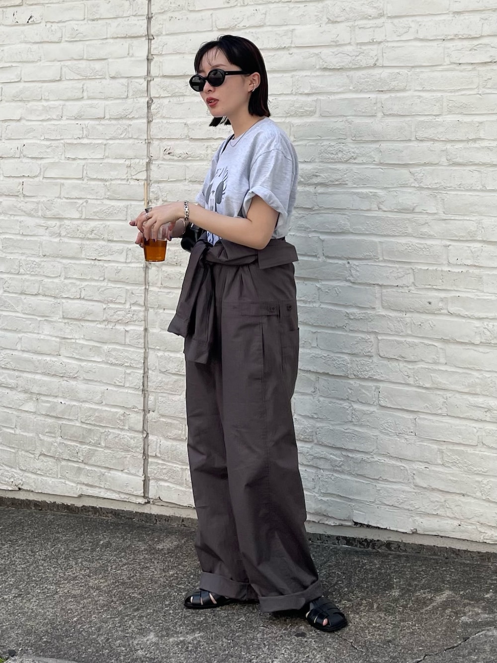 「ロゴT、休日スタイル、シンプルコーデ、サングラス、低身長コーデ、グルカサンダル、おでかけコーデ、つなぎ、オールインワン、ボストンバッグ、カジュアルコーデ、夏コーデ、Tシャツ、FREDY&GLOSTER、大人カジュアル」｜「GOOD ROCK SPEEDの【GOOD ROCK SPEED/グッドロックスピード】MICKEY Tシャツ（Tシャツ/カットソー、グレー系）」を使った、スダサチカさん（レディース・155cm）の春コーディネートの2枚目の写真