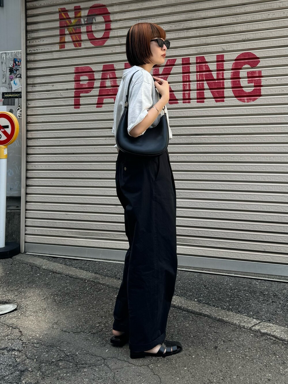 グレー系のTシャツ/カットソー、ブラック系のチノパンツを着用したレディースの春コーディネートの2枚目の写真