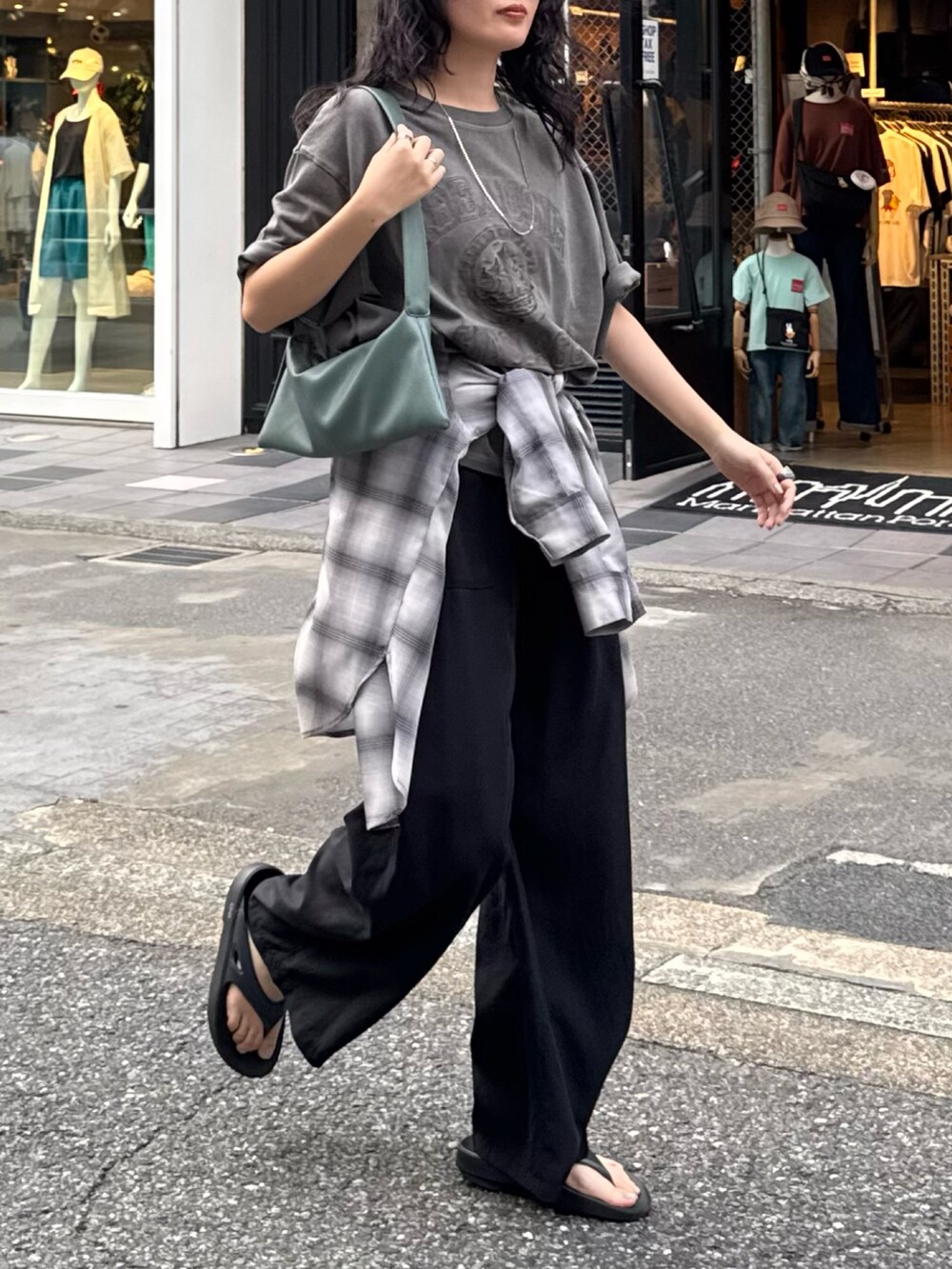 グレー系のTシャツ/カットソー、ブラック系のその他パンツ、グレー系のシャツ/ブラウスを着用したレディースの夏コーディネートの5枚目の写真
