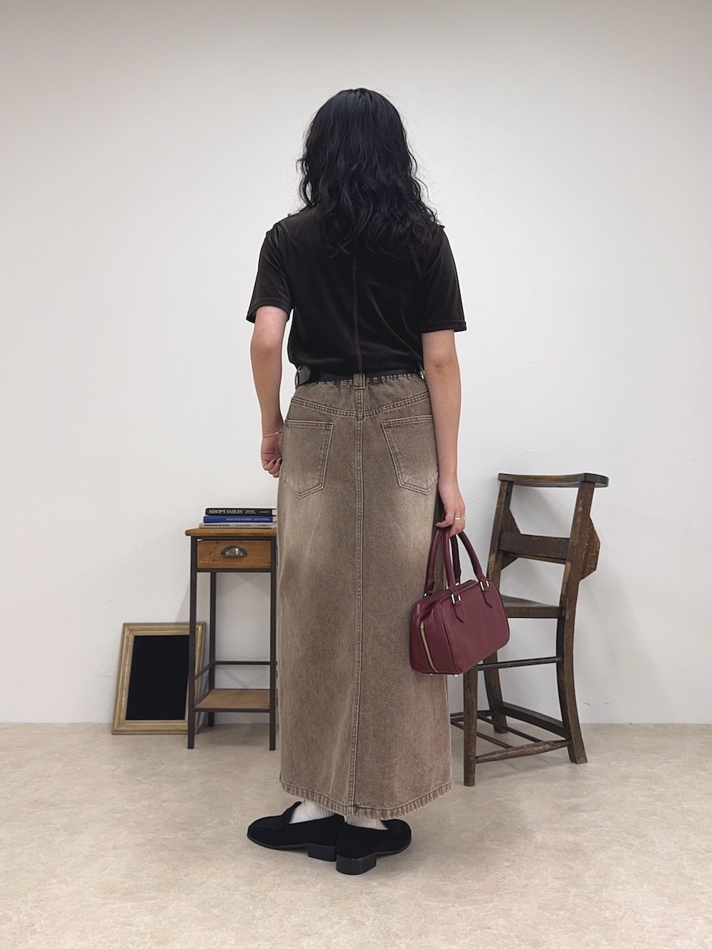 「お出かけコーデ、ロングスカート、休日スタイル、デニム、ブラウン、大人カジュアルコーデ、夏服、夏コーデ、秋服準備はじめました、デニムスカート、ワントーンコーデ、ベロア、ベロアトップス、低身長コーデ、ローファー」｜「fredy emueのベロア半袖Tシャツ（Tシャツ/カットソー、ブラウン系）」を使った、スダサチカさん（レディース・155cm）の夏コーディネートの4枚目の写真
