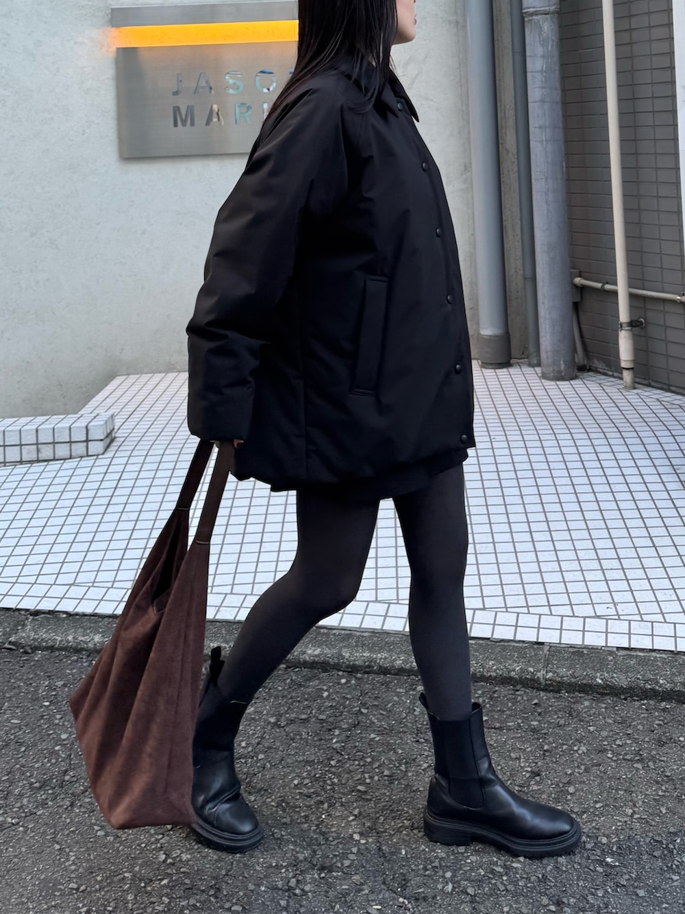 ブラック系のダッフルコート、グレー系のニット/セーターを着用したレディースの秋コーディネートの7枚目の写真