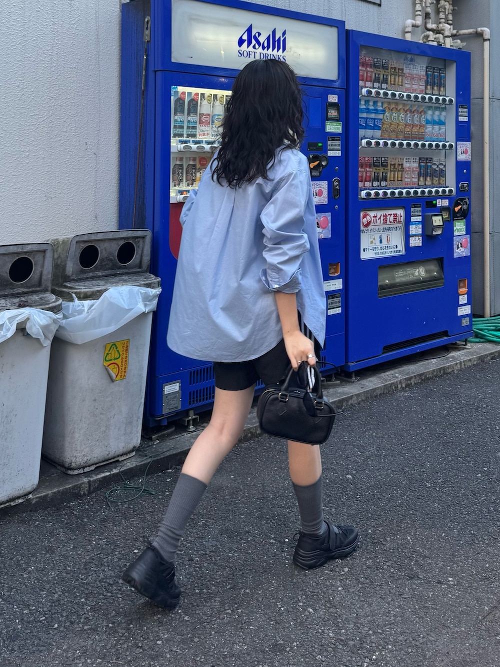 ブルー系のシャツ/ブラウス、ブラック系のスニーカー、ブラック系のショルダーバッグを着用したレディースの夏コーディネートの3枚目の写真