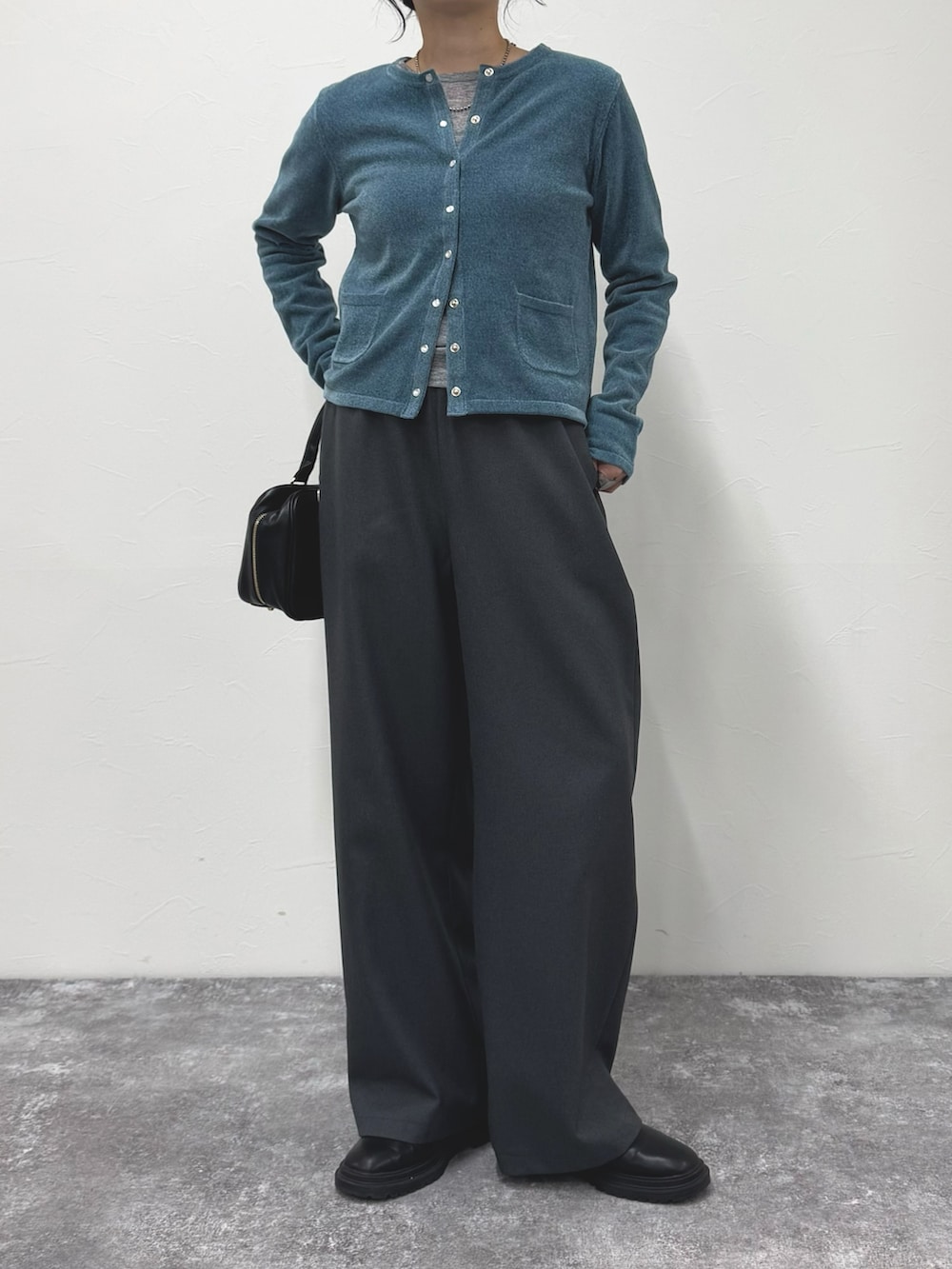 グレー系のTシャツ/カットソー、ブルー系のカーディガン/ボレロ、グレー系のその他パンツを着用したレディースの冬コーディネートの7枚目の写真