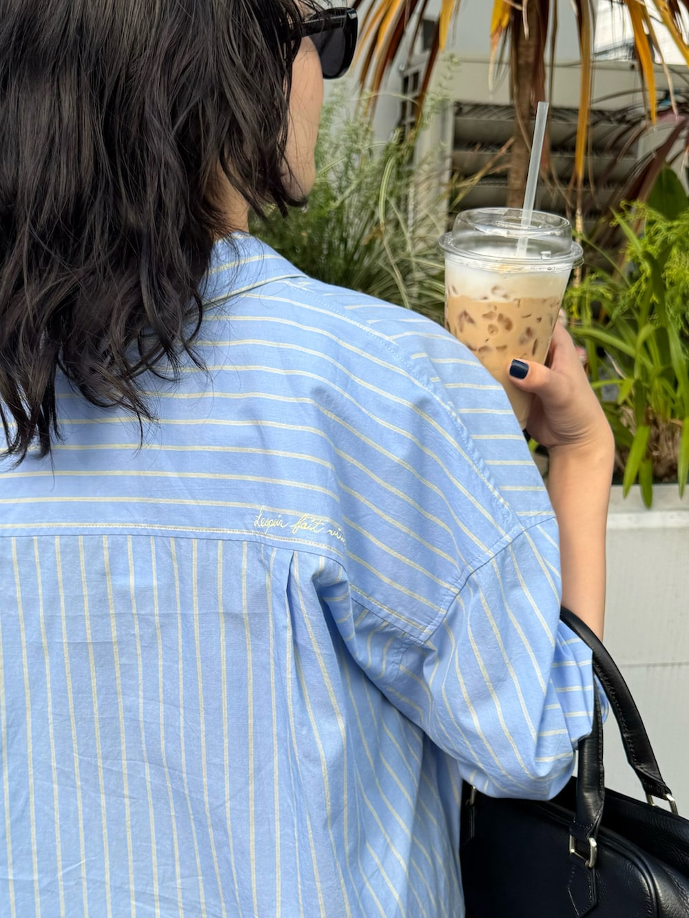 「大人カジュアル、お出かけコーデ、ストライプシャツ、春夏コーデ、シンプルコーデ、おでかけコーデ、春服コーデ、パンツスタイル、着回しコーデ、チノパン、春コーデ、シャツスタイル、ブルーシャツ、ワントーンコーデ、低身長コーデ」｜「fredy emueの刺繍入りオーバーシャツ（シャツ/ブラウス、ブルー系）」を使った、スダサチカさん（骨格ナチュラル・レディース・155cm）の春コーディネートの9枚目の写真