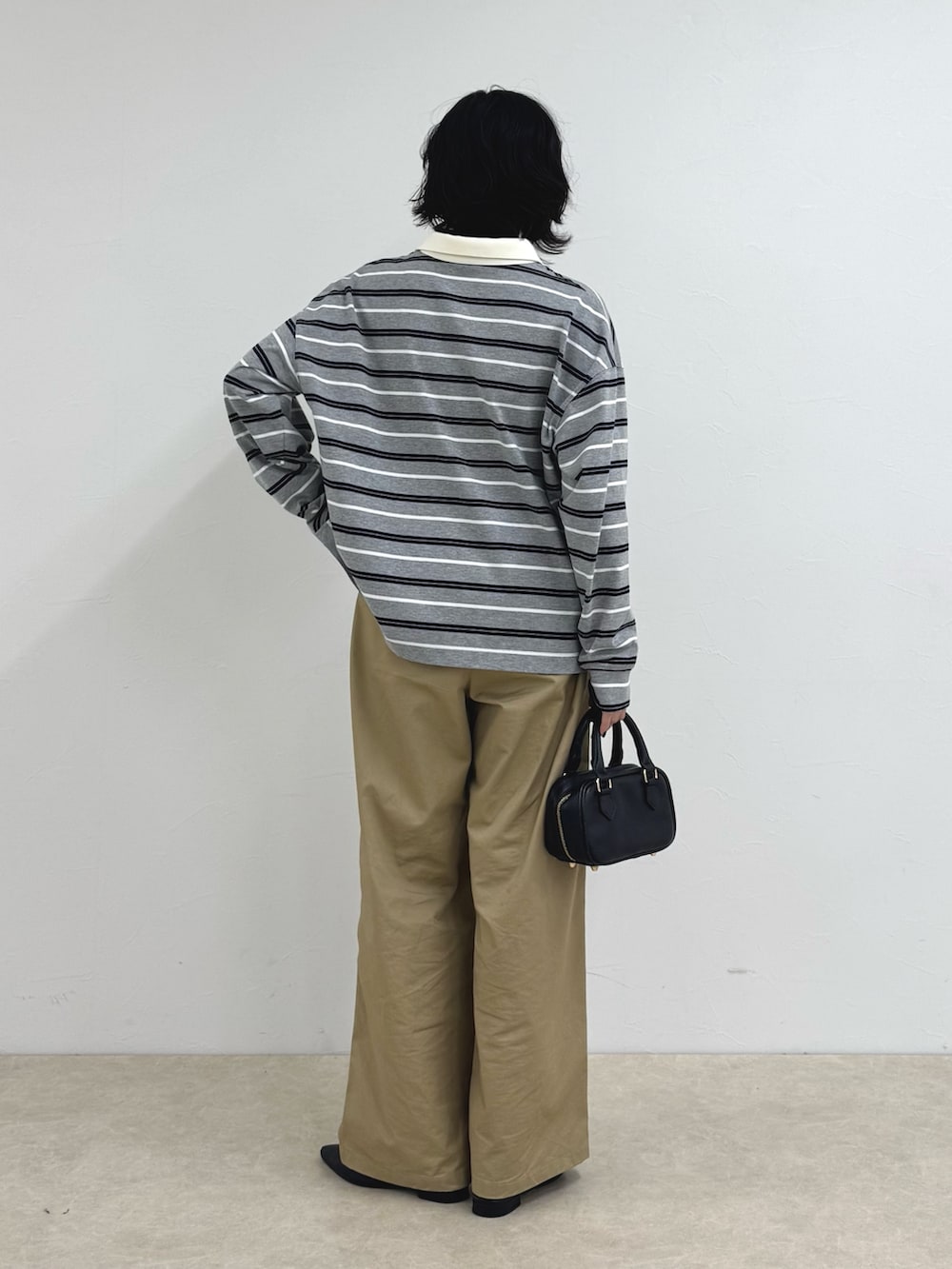 グレー系のTシャツ/カットソー、ベージュ系のその他パンツ、グレー系のネックレスを着用したレディースの秋コーディネートの4枚目の写真
