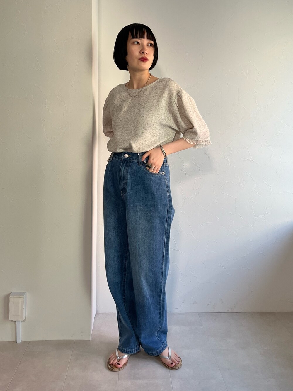 ホワイト系のシャツ/ブラウス、ブルー系のデニムパンツ、ベージュ系のバッグを着用したレディースの春コーディネートの3枚目の写真