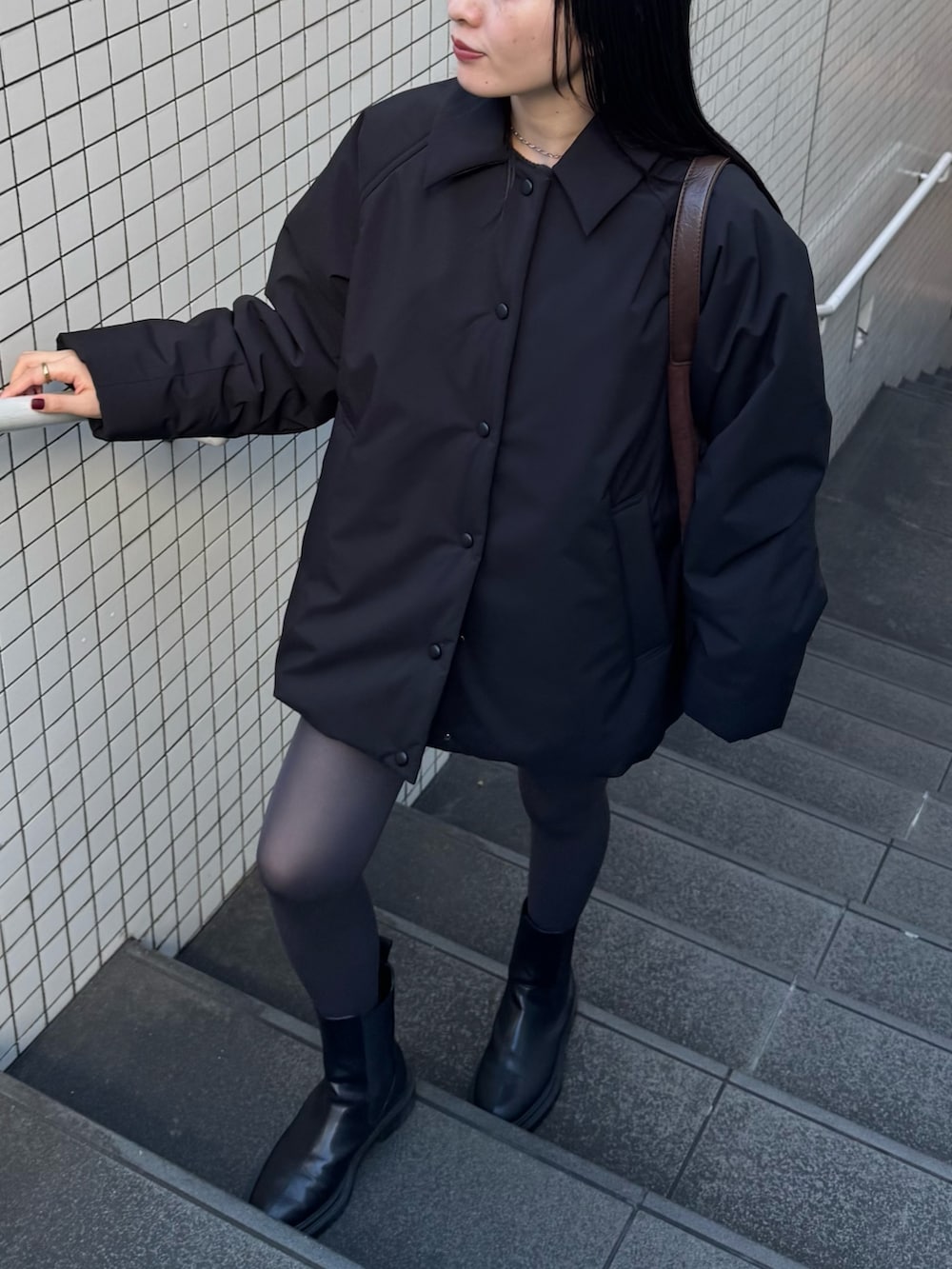 ブラック系のダッフルコート、グレー系のニット/セーターを着用したレディースの秋コーディネートの6枚目の写真