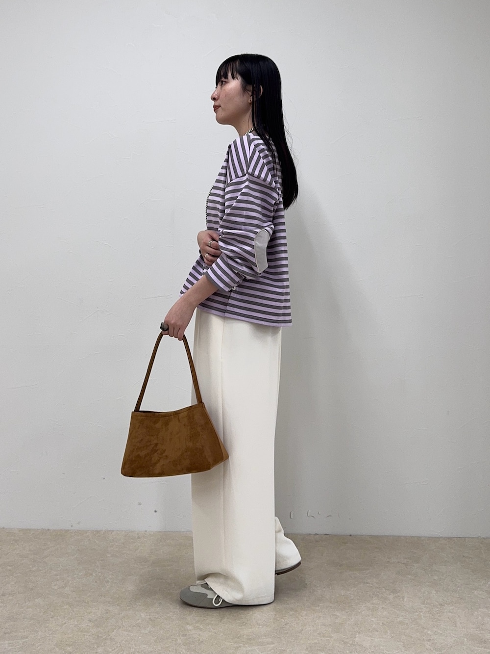 パープル系のTシャツ/カットソー、ホワイト系のその他パンツ、イエロー系のショルダーバッグを着用したレディースの冬コーディネートの3枚目の写真