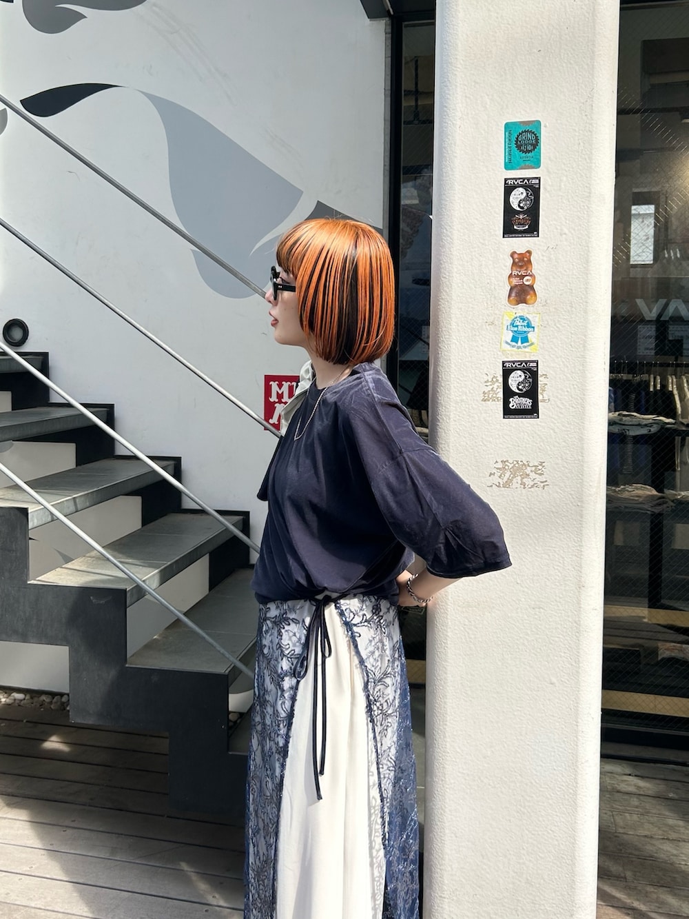 ブルー系のスカート、ホワイト系のその他パンツ、グレー系のサンダルを着用したレディースの夏コーディネートの6枚目の写真