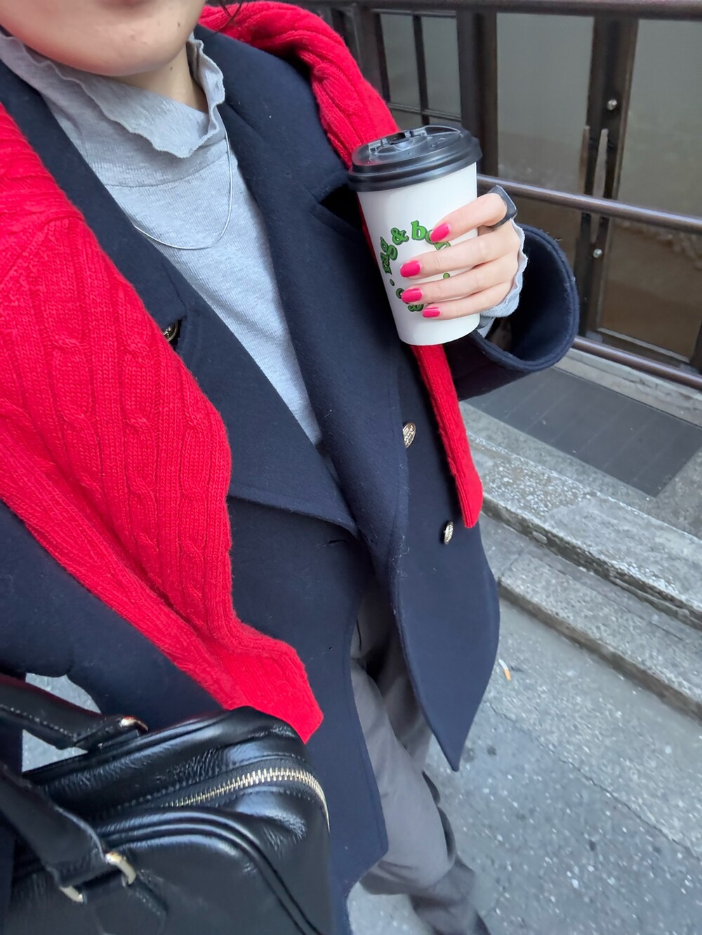 「冬コーデ、クリスマスに着たい服、マイベストコーデ2024、ブーツ、ニット、ボストンバッグ、休日スタイル、赤、きれいめカジュアル、冬アウター、オトナカジュアル、おでかけコーデ、ピーコート、スラックス、低身長コーデ」|「fredy emueのウール混ミドル丈Pコート(ピーコート、ブルー系)」を使った、スダサチカさん(レディース・155cm)の冬コーディネートの6枚目の写真
