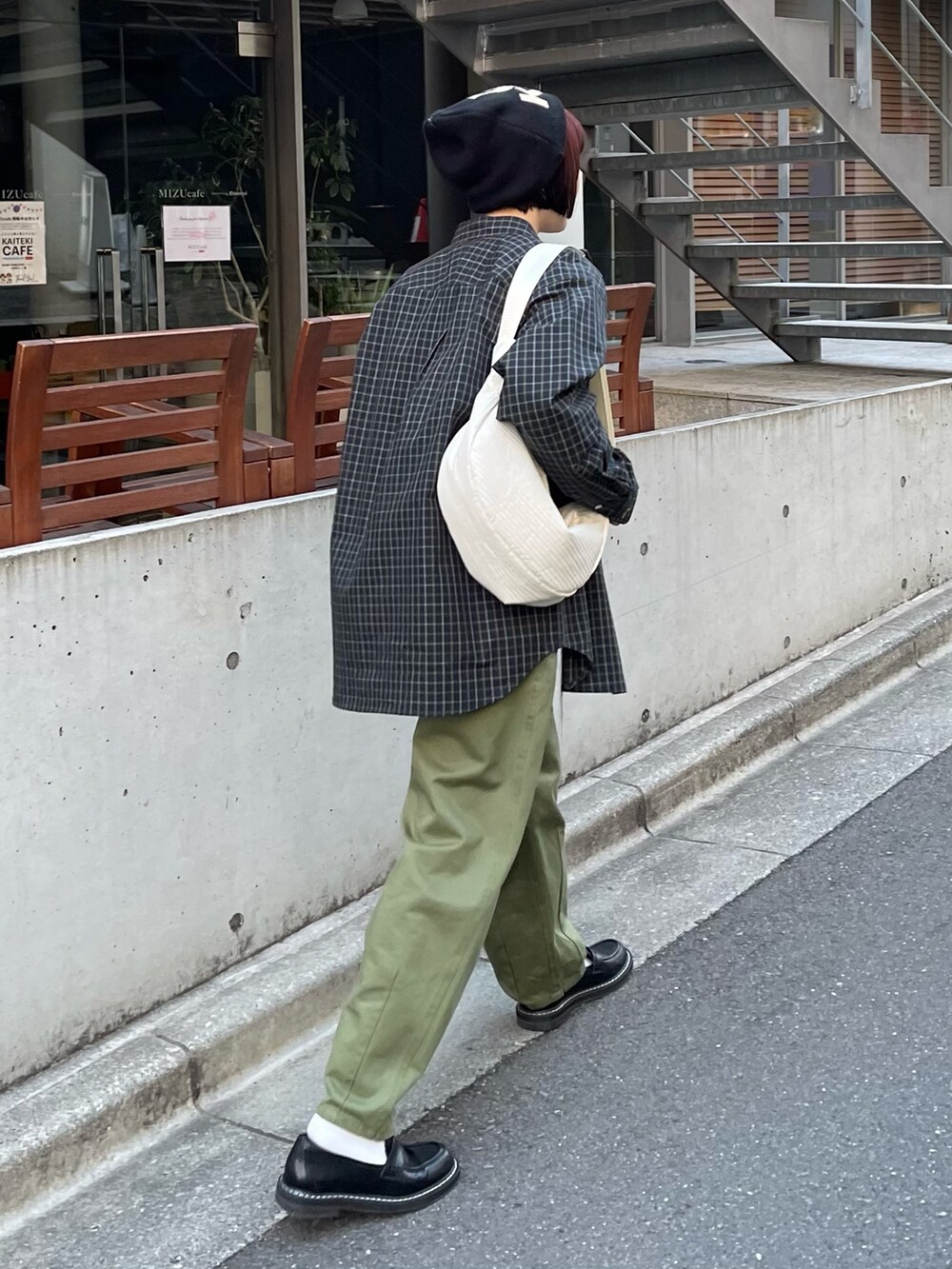 グリーン系のシャツ/ブラウス、グレー系のTシャツ/カットソー、グリーン系のその他パンツを着用したレディースの春コーディネートの4枚目の写真