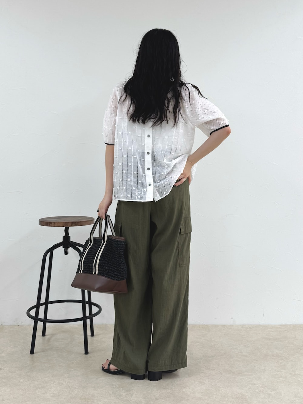 ホワイト系のシャツ/ブラウス、グリーン系のその他パンツ、ブラック系のトートバッグを着用したレディースの春コーディネートの5枚目の写真