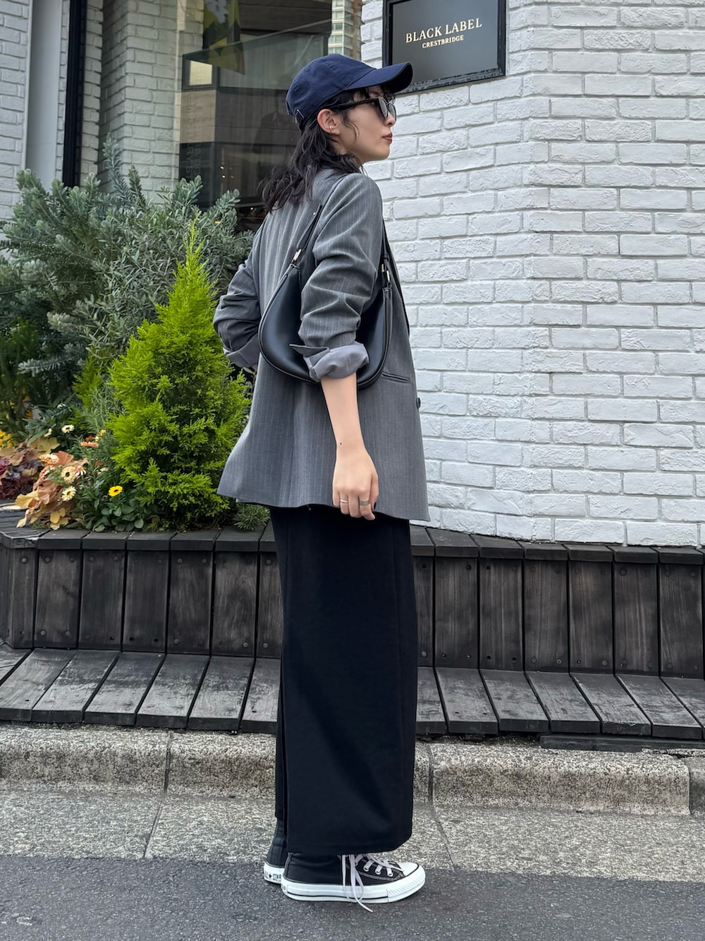 「大人カジュアル、最近のいい感じコーデ、モノトーン、春夏コーデ、キャップ、シンプルコーデ、きれいめカジュアル、休日スタイル、スニーカー、サングラス、春服、オトナカジュアル、ジャケットスタイル、低身長コーデ、タイトスカート」｜「fredy emueの【haru企画】ストライプダブルブレストジャケット（テーラードジャケット、グレー系）」を使った、スダサチカさん（骨格ナチュラル・レディース・155cm）の春コーディネートの3枚目の写真