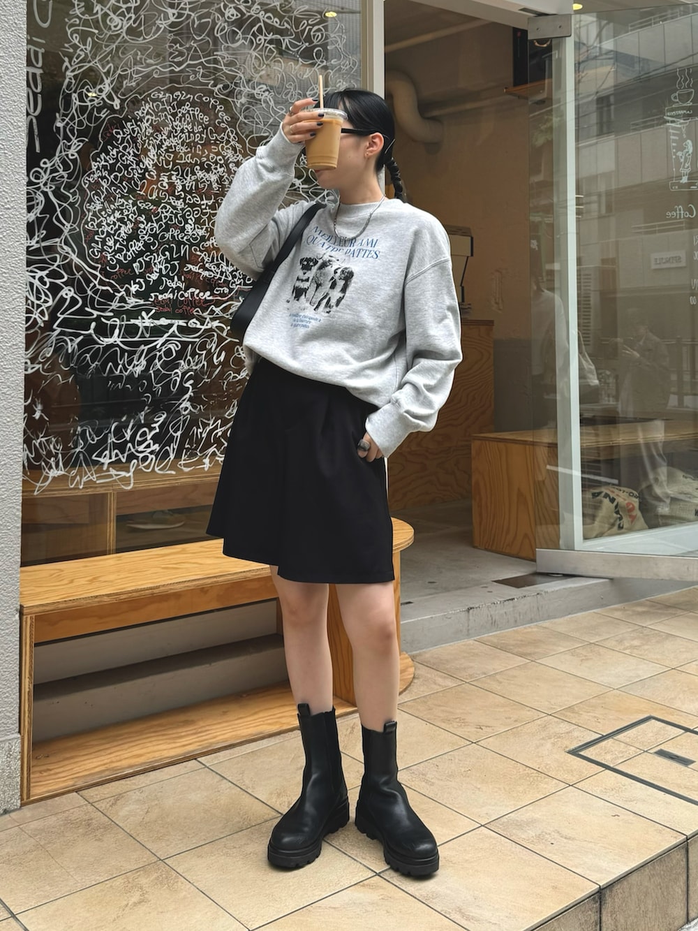 グレー系のスウェット、ブラック系のその他パンツ、ブラック系のハンドバッグを着用したレディースの秋コーディネートの3枚目の写真