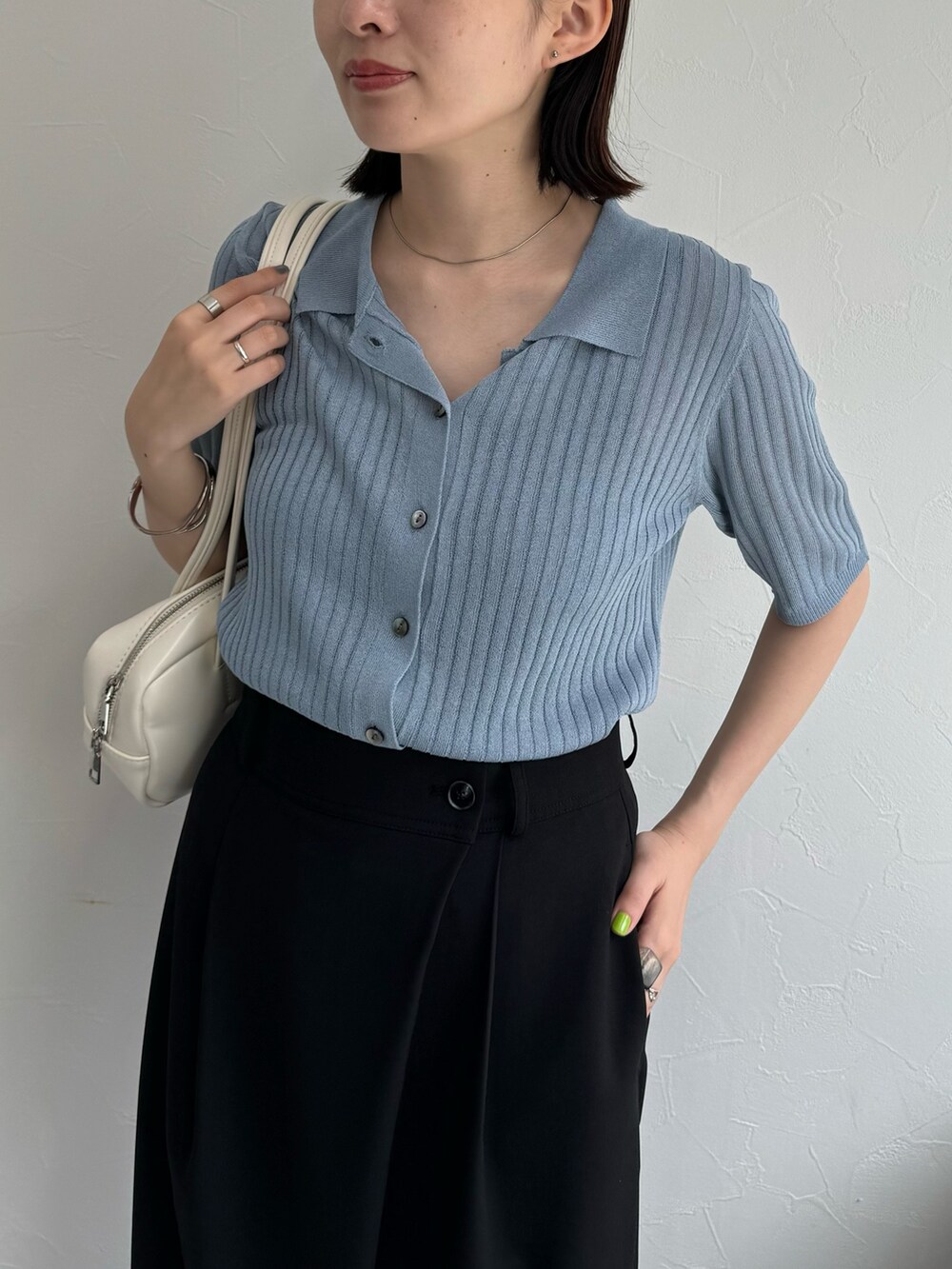 ブルー系のカーディガン/ボレロ、ブラック系のその他パンツ、ホワイト系のボストンバッグを着用したレディースの春コーディネートの4枚目の写真