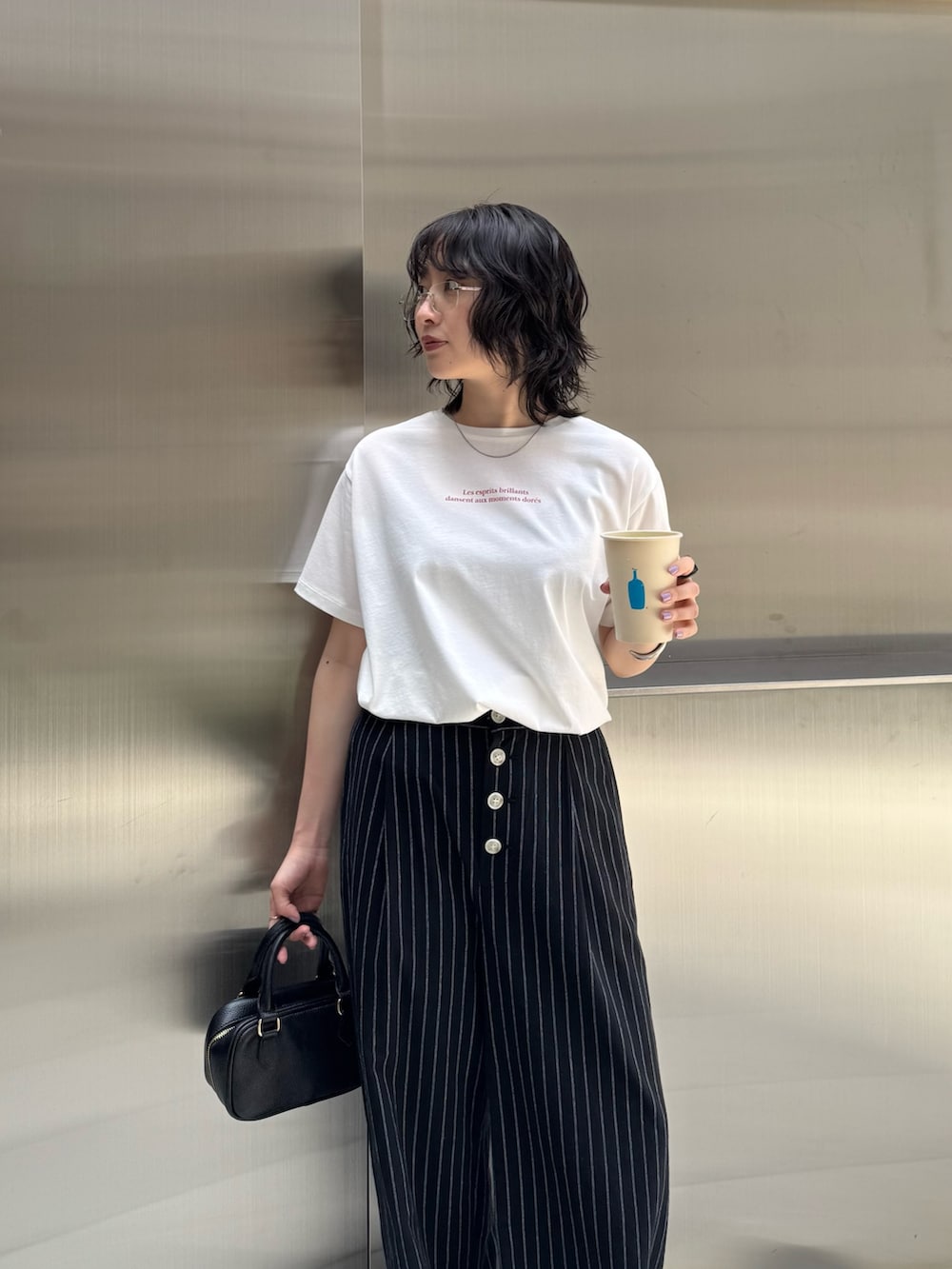ホワイト系のTシャツ/カットソー、ブラック系のその他パンツを着用したレディースの夏コーディネートの5枚目の写真
