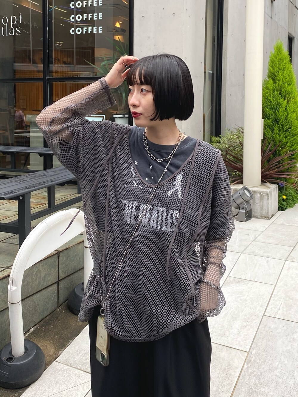 ブラック系のスラックス、グレー系のTシャツ/カットソー、ブラック系のTシャツ/カットソーを着用したレディースの春コーディネートの2枚目の写真