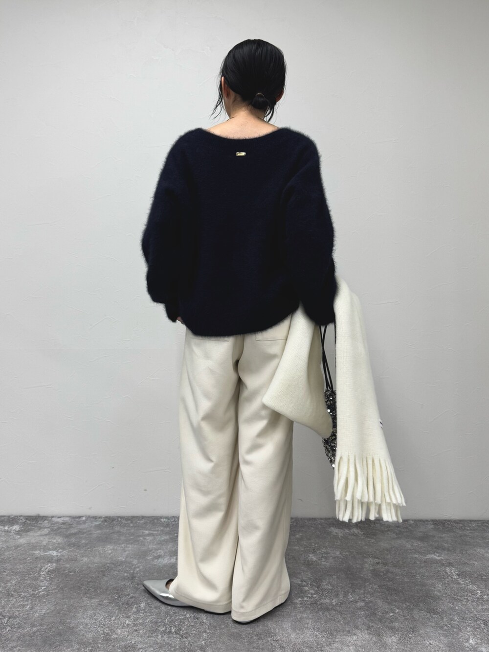 ブルー系のニット/セーター、ホワイト系のその他パンツ、ホワイト系のストール/ショールを着用したレディースの冬コーディネートの4枚目の写真