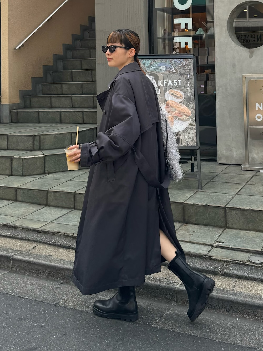 グレー系のトートバッグ、ブラック系のその他パンツ、ホワイト系のシャツ/ブラウスを着用したレディースの秋コーディネートの2枚目の写真