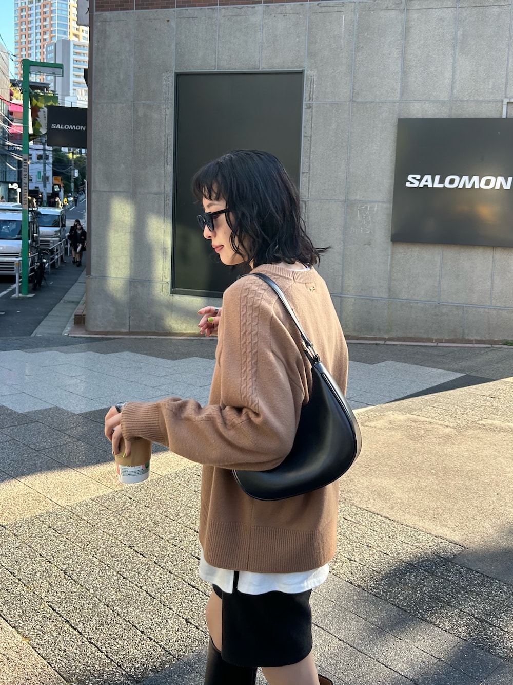 「最近のいい感じコーデ、ブラウン、冬コーデ、お出かけコーデ、ブーツ、ロングブーツ、ハーフパンツ、ニット、キャメル、オトナカジュアル、シンプルコーデ、海外系ファッション、FREDY&GLOSTER、低身長コーデ、ケーブルニット」｜「fredy emueのカシミヤ混ケーブル柄ラインニットプルオーバー（ニット/セーター、イエロー系）」を使った、スダサチカさん（レディース・155cm）の秋コーディネートの3枚目の写真