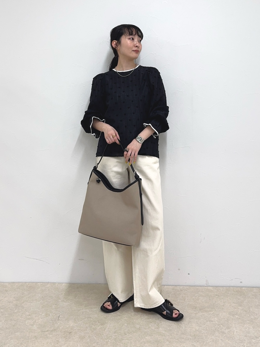 ブラック系のシャツ/ブラウス、ホワイト系のデニムパンツ、ブラック系のショルダーバッグを着用したレディースの春コーディネートの6枚目の写真
