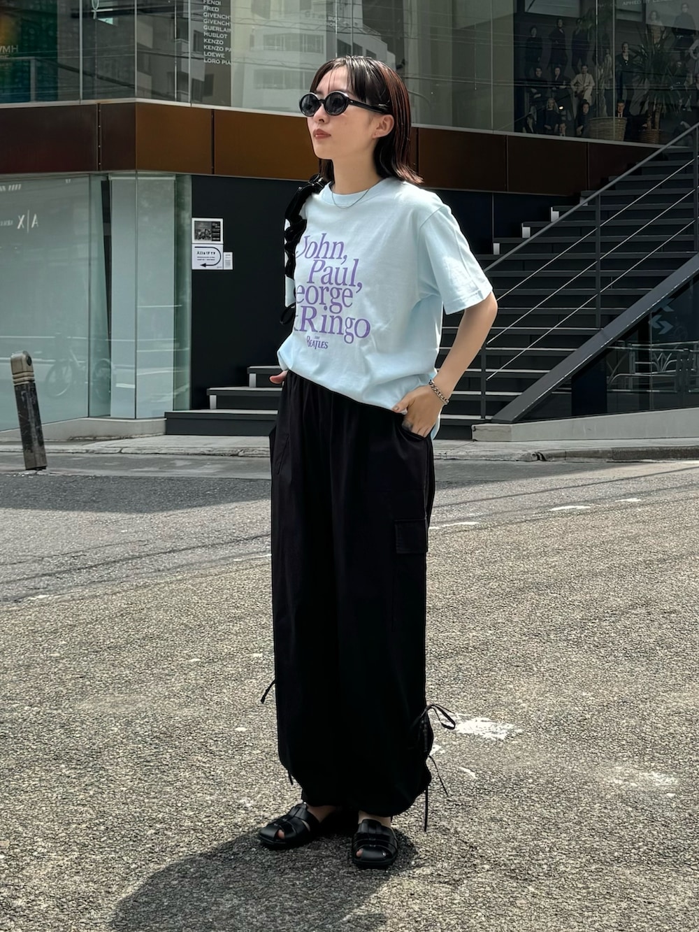 ブルー系のTシャツ/カットソーを着用したレディースの春コーディネートの6枚目の写真