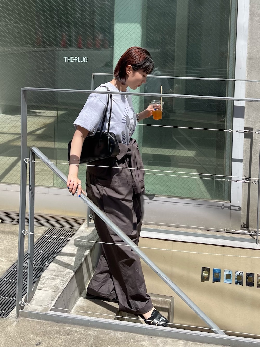 「ロゴT、休日スタイル、シンプルコーデ、サングラス、低身長コーデ、グルカサンダル、おでかけコーデ、つなぎ、オールインワン、ボストンバッグ、カジュアルコーデ、夏コーデ、Tシャツ、FREDY&GLOSTER、大人カジュアル」｜「GOOD ROCK SPEEDの【GOOD ROCK SPEED/グッドロックスピード】MICKEY Tシャツ（Tシャツ/カットソー、グレー系）」を使った、スダサチカさん（レディース・155cm）の春コーディネートの5枚目の写真