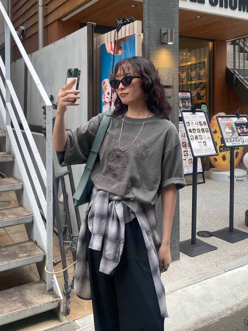 グレー系のTシャツ/カットソー、ブラック系のその他パンツ、グレー系のシャツ/ブラウスを着用したレディースの夏コーディネートの4枚目の写真