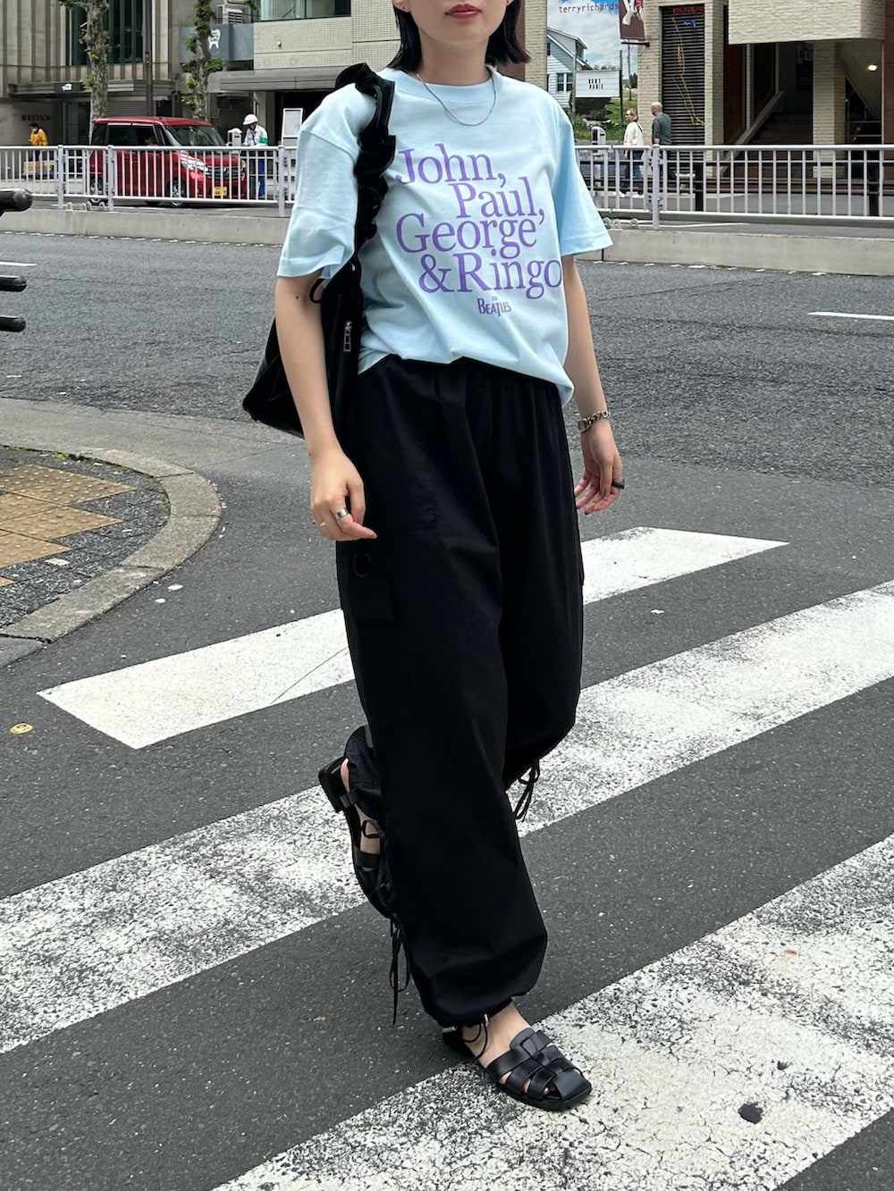 ブルー系のTシャツ/カットソーを着用したレディースの春コーディネートの5枚目の写真