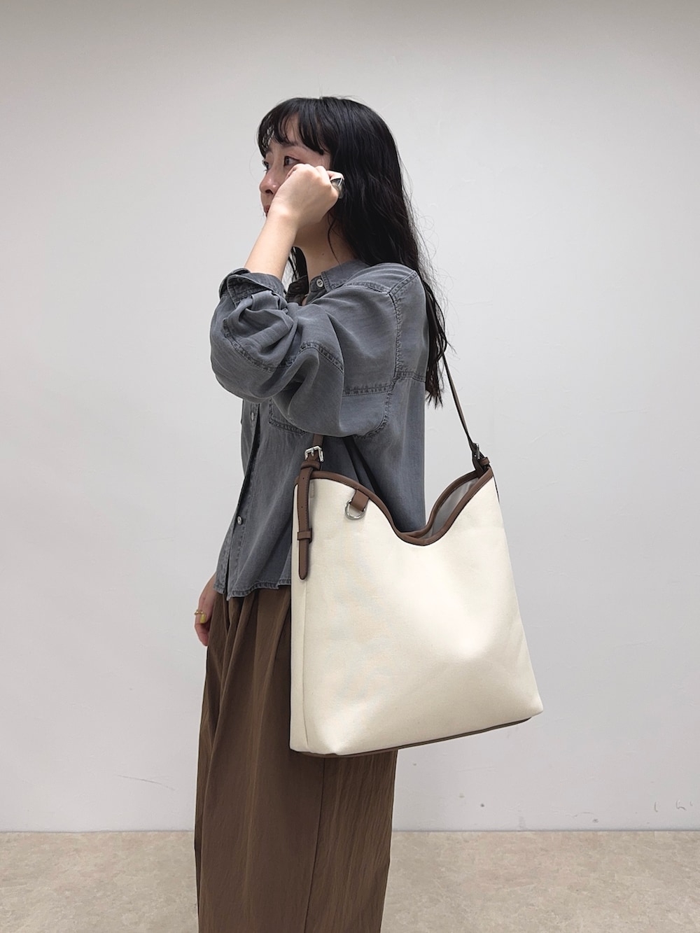 グレー系のシャツ/ブラウス、ブラウン系のその他パンツ、ホワイト系のショルダーバッグを着用したレディースの春コーディネートの5枚目の写真