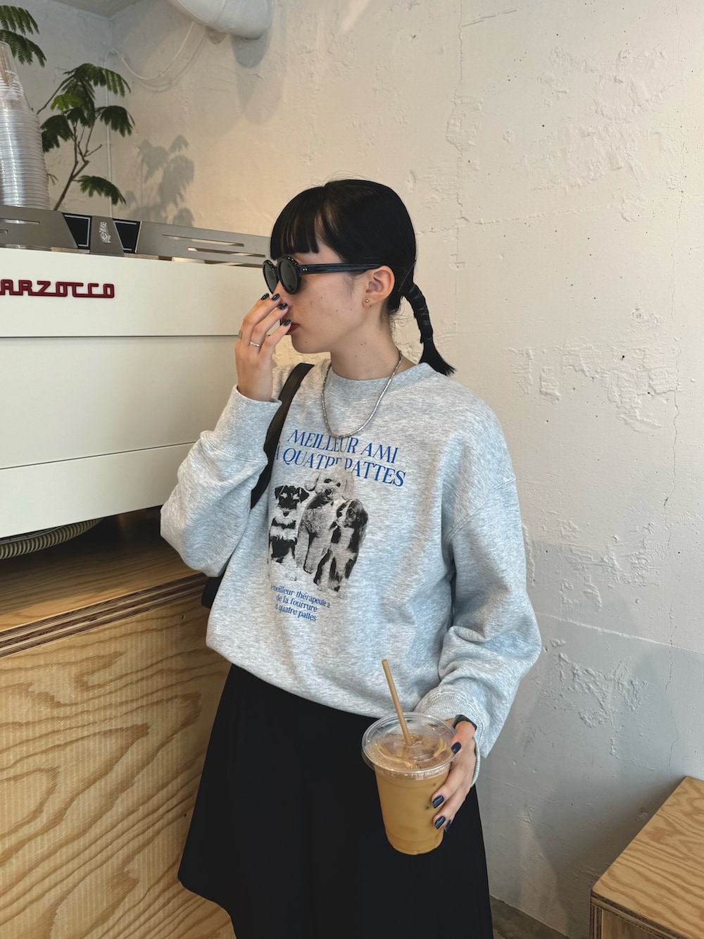 グレー系のスウェット、ブラック系のその他パンツ、ブラック系のハンドバッグを着用したレディースの秋コーディネートの4枚目の写真