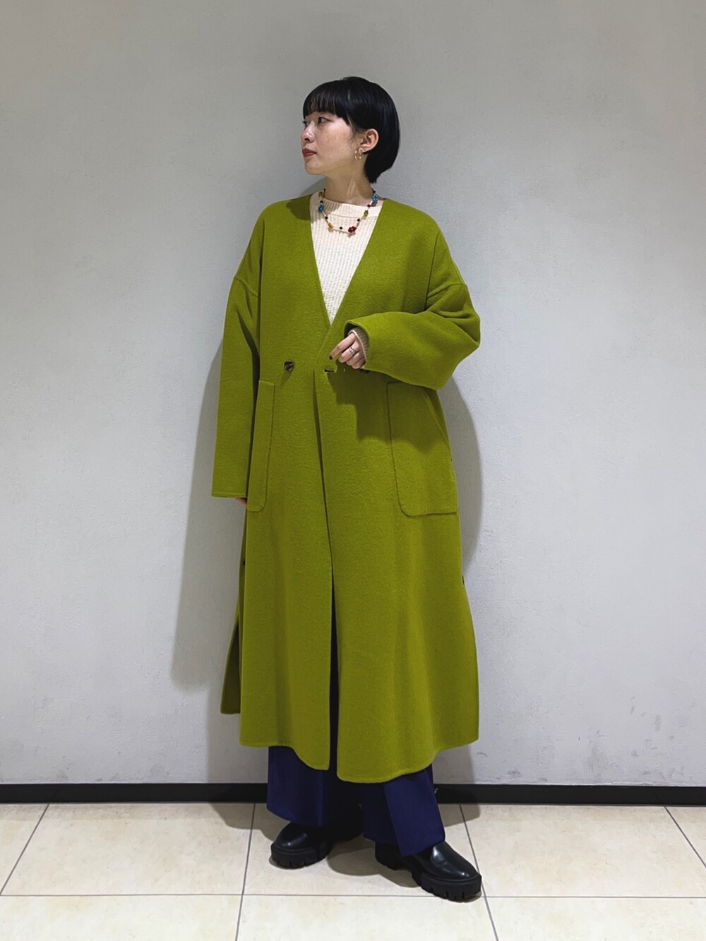 「冬コーデ、ニット、コート、ロングコート、ノーカラーコート、カラーコーデ、フレアパンツ、ショートヘア、ボリュームスリーブ、ボリューム袖」|「fredy emueのノーカラーロングリバーコート(ノーカラーコート、グリーン系)」を使った、スダサチカさん(レディース・155cm)の冬コーディネートの2枚目の写真