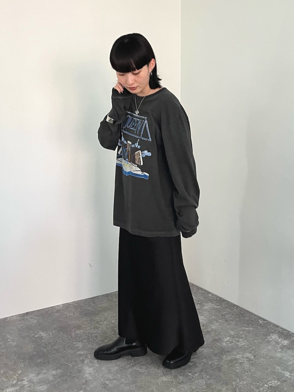 ブラック系のTシャツ/カットソー、ブラック系のスカートを着用したレディースの秋コーディネートの2枚目の写真