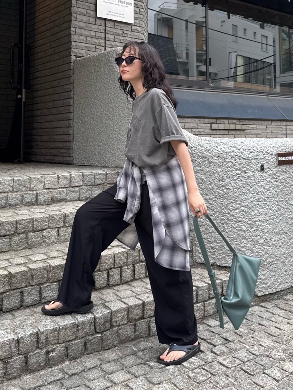 グレー系のTシャツ/カットソー、ブラック系のその他パンツ、グレー系のシャツ/ブラウスを着用したレディースの夏コーディネートの3枚目の写真