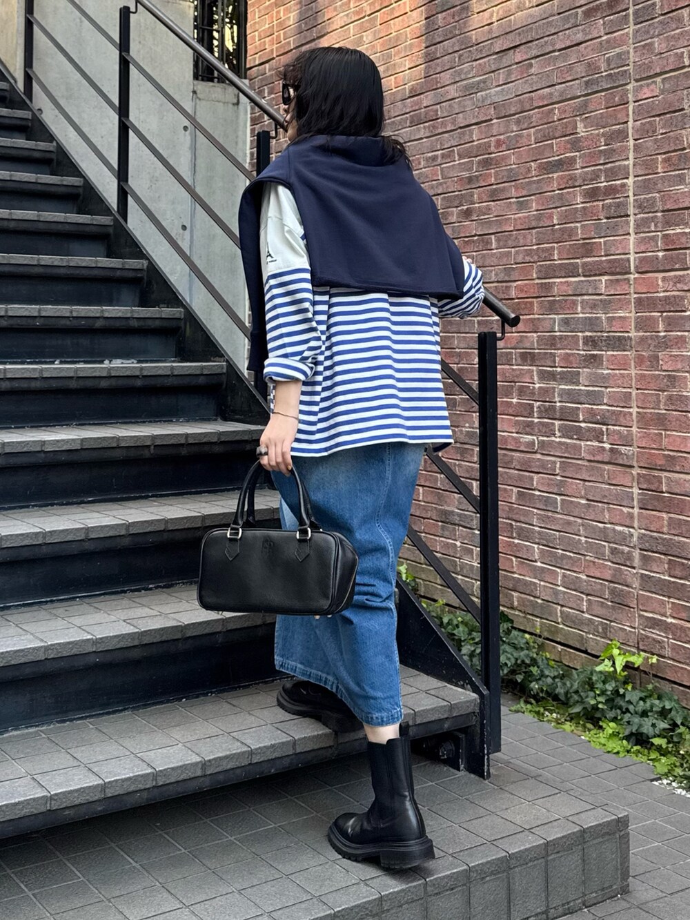 「春色、春めき満開コーデ、休日スタイル、ボーダー、デートコーデ、お出かけコーデ、大人カジュアル、おでかけコーデ、シンプルスタイル、デニムスカート、デニムコーデ、ワントーンコーデ、ブルーコーデ、低身長コーデ、FREDY&GLOSTER」｜「fredy emueのパネルボーダー刺繍プルオーバー（Tシャツ/カットソー、ブルー系）」を使った、スダサチカさん（骨格ナチュラル・レディース・155cm）の春コーディネートの5枚目の写真