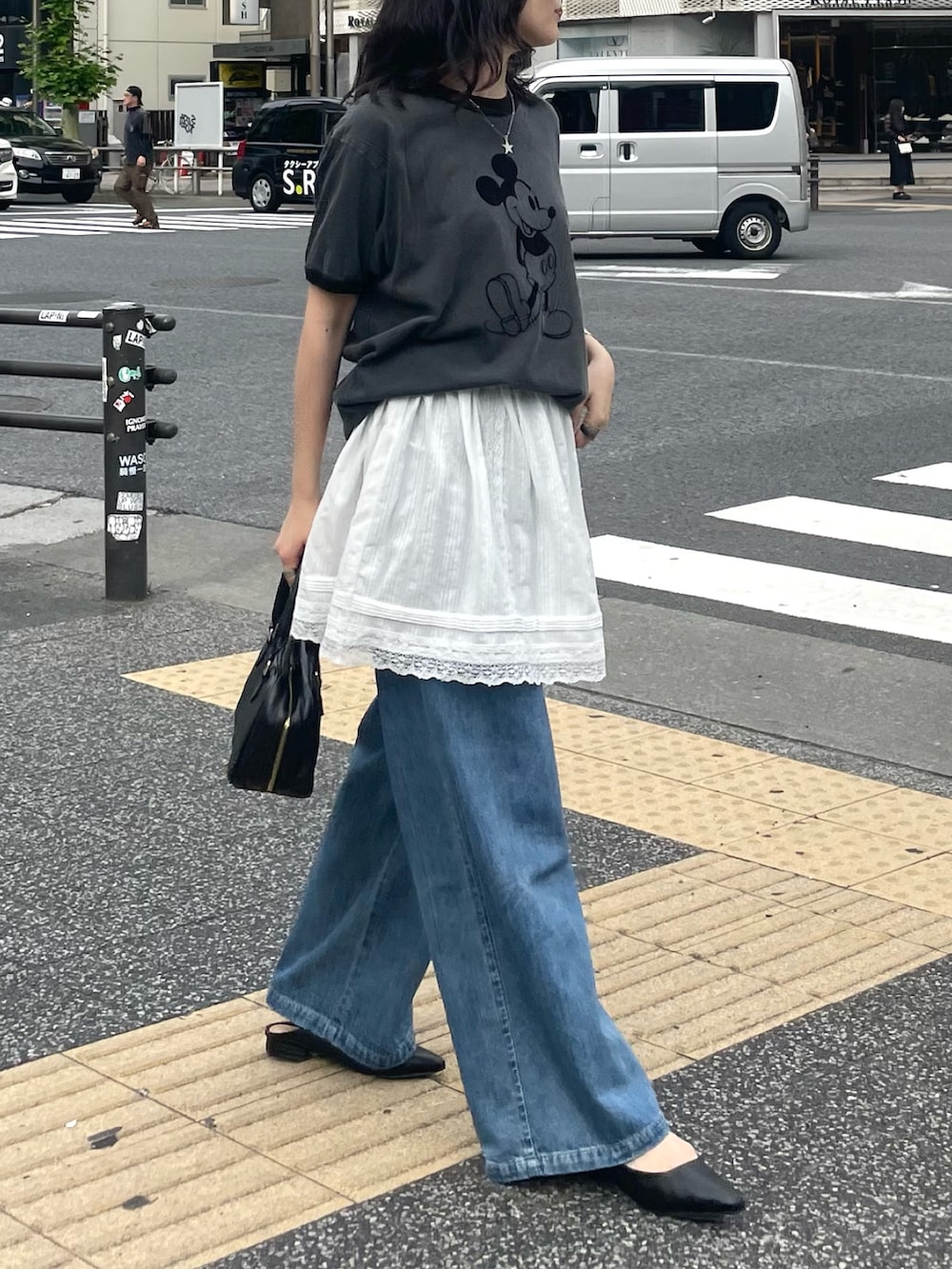 「デートコーデ、ミニスカート、レイヤードスタイル、デニム、サングラス、夏コーデ、韓国ファッション、大人カジュアルコーデ、春夏コーデ、シンプル、白スカート、レーススカート、Tシャツ、ミッキー、低身長コーデ」｜「fredy emueの【GOOD ROCK SPEED/グッドロックスピード】Disney MickeyリンガーTシャツ（Tシャツ/カットソー、グレー系）」を使った、スダサチカさん（骨格ナチュラル・レディース・155cm）の夏コーディネートの4枚目の写真