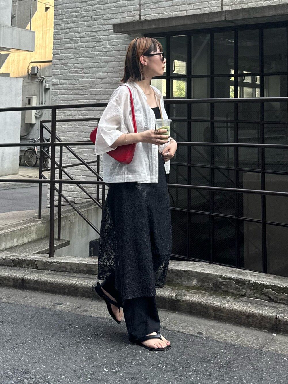 ホワイト系のシャツ/ブラウス、ブラック系のスカート、ブラック系のその他パンツを着用したレディースの夏コーディネートの4枚目の写真