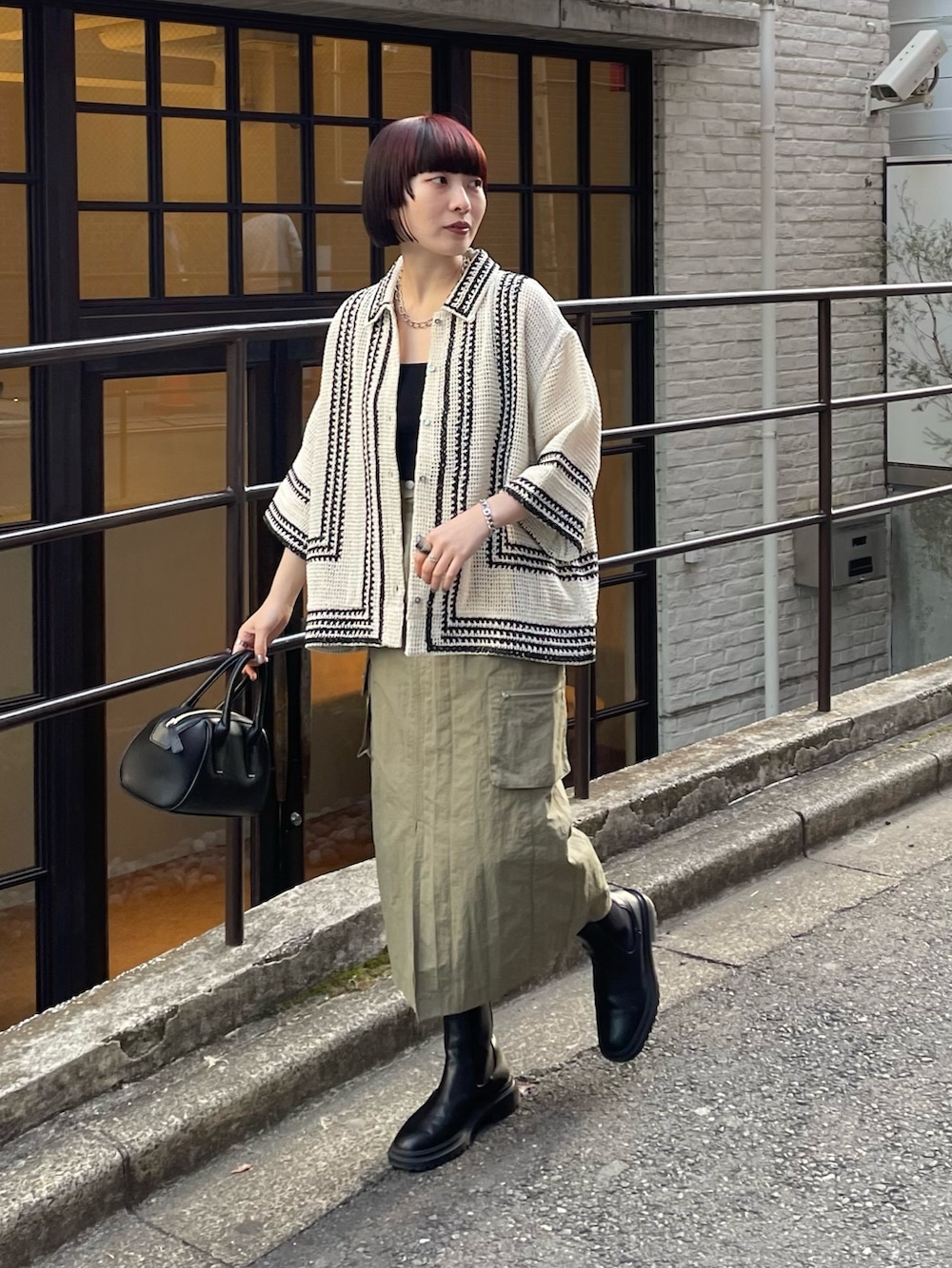 ホワイト系のシャツ/ブラウス、グリーン系のスカートを着用したレディースの冬コーディネートの3枚目の写真