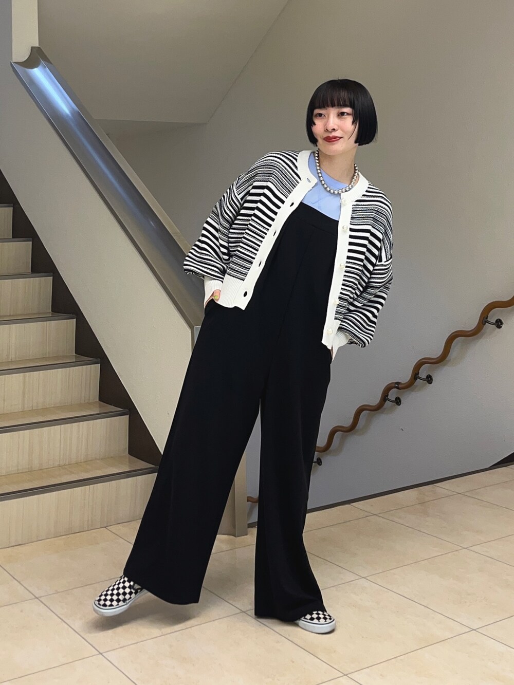 「シンプルコーデ、スニーカーコーデ、カーディガン、春服、休日スタイル、大人カジュアル、モノトーンコーデ、ブルーコーデ、パール、差し色、サロペット、オーバーオール、モードカジュアル、モード、ブラックコーデ」｜「fredy emueの2WAYジョーゼットサロペット（サロペット/オーバーオール、ブラック系）」を使った、スダサチカさん（レディース・155cm）の春コーディネートの2枚目の写真