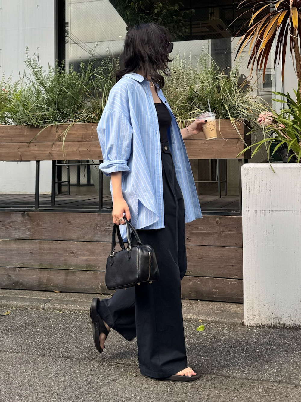 「大人カジュアル、お出かけコーデ、ストライプシャツ、春夏コーデ、シンプルコーデ、おでかけコーデ、春服コーデ、パンツスタイル、着回しコーデ、チノパン、春コーデ、シャツスタイル、ブルーシャツ、ワントーンコーデ、低身長コーデ」｜「fredy emueの刺繍入りオーバーシャツ（シャツ/ブラウス、ブルー系）」を使った、スダサチカさん（骨格ナチュラル・レディース・155cm）の春コーディネートの4枚目の写真