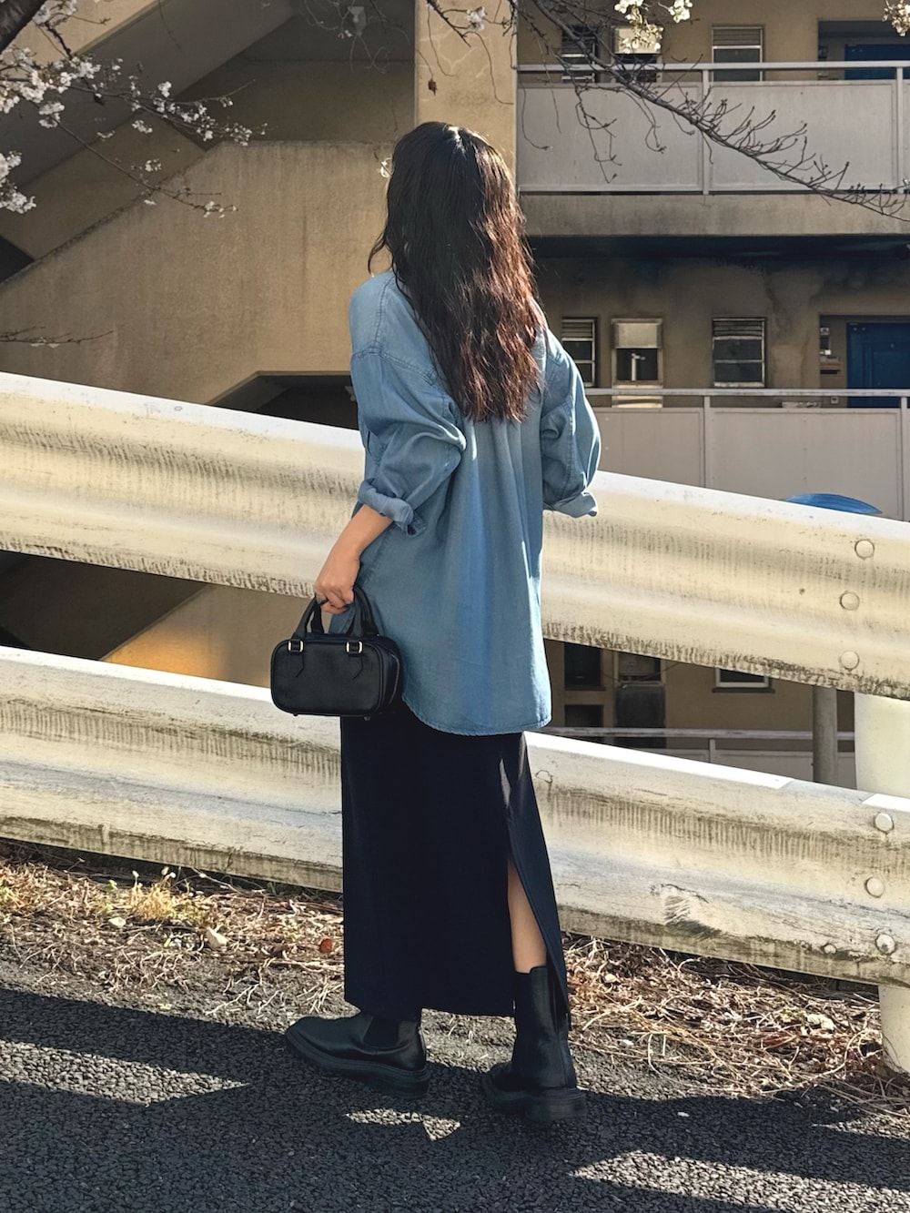 ブルー系のシャツ/ブラウス、ブラック系のスカートを着用したレディースの春コーディネートの5枚目の写真