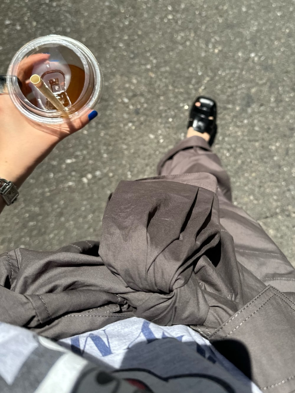 「ロゴT、休日スタイル、シンプルコーデ、サングラス、低身長コーデ、グルカサンダル、おでかけコーデ、つなぎ、オールインワン、ボストンバッグ、カジュアルコーデ、夏コーデ、Tシャツ、FREDY&GLOSTER、大人カジュアル」｜「GOOD ROCK SPEEDの【GOOD ROCK SPEED/グッドロックスピード】MICKEY Tシャツ（Tシャツ/カットソー、グレー系）」を使った、スダサチカさん（レディース・155cm）の春コーディネートの6枚目の写真