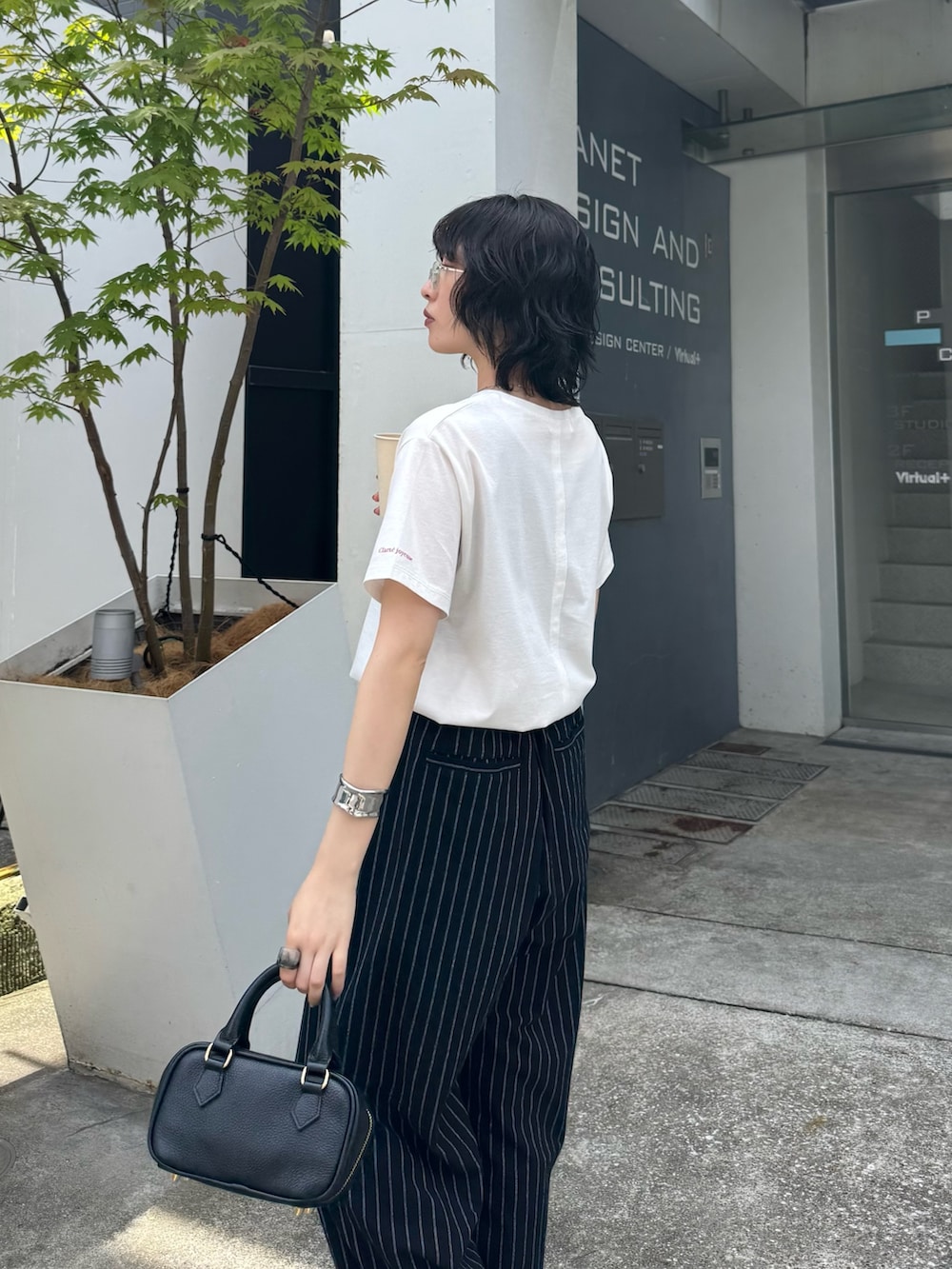 ホワイト系のTシャツ/カットソー、ブラック系のその他パンツを着用したレディースの夏コーディネートの7枚目の写真