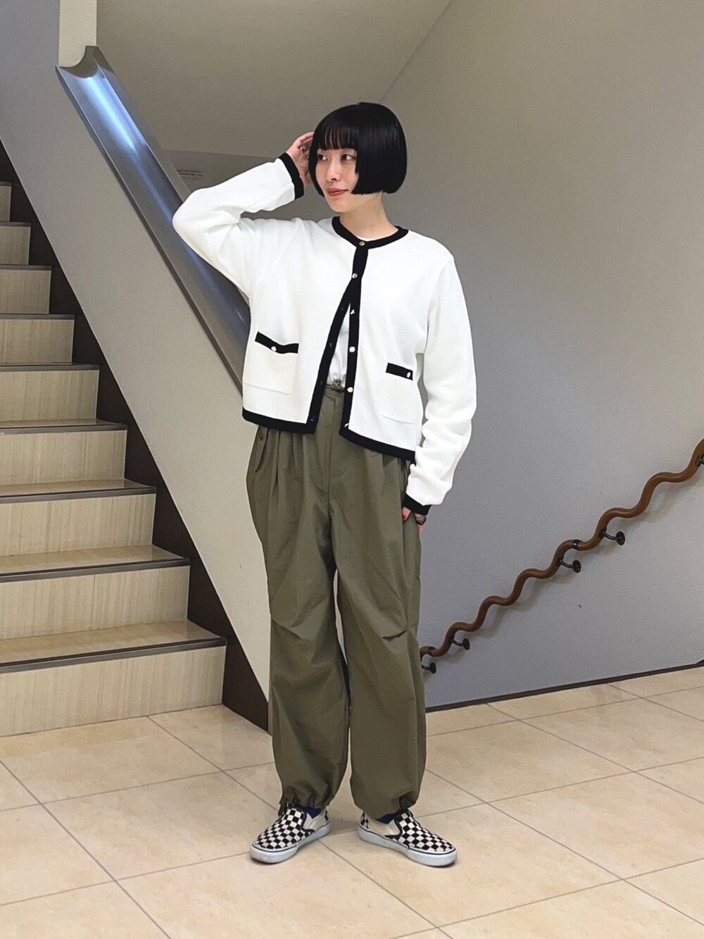 ホワイト系のカーディガン/ボレロ、グリーン系のその他パンツを着用したレディースの春コーディネートの2枚目の写真