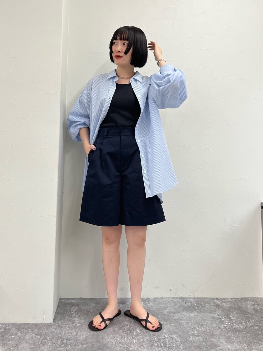 ブルー系のシャツ/ブラウス、ブルー系のその他パンツを着用したレディースの夏コーディネートの2枚目の写真