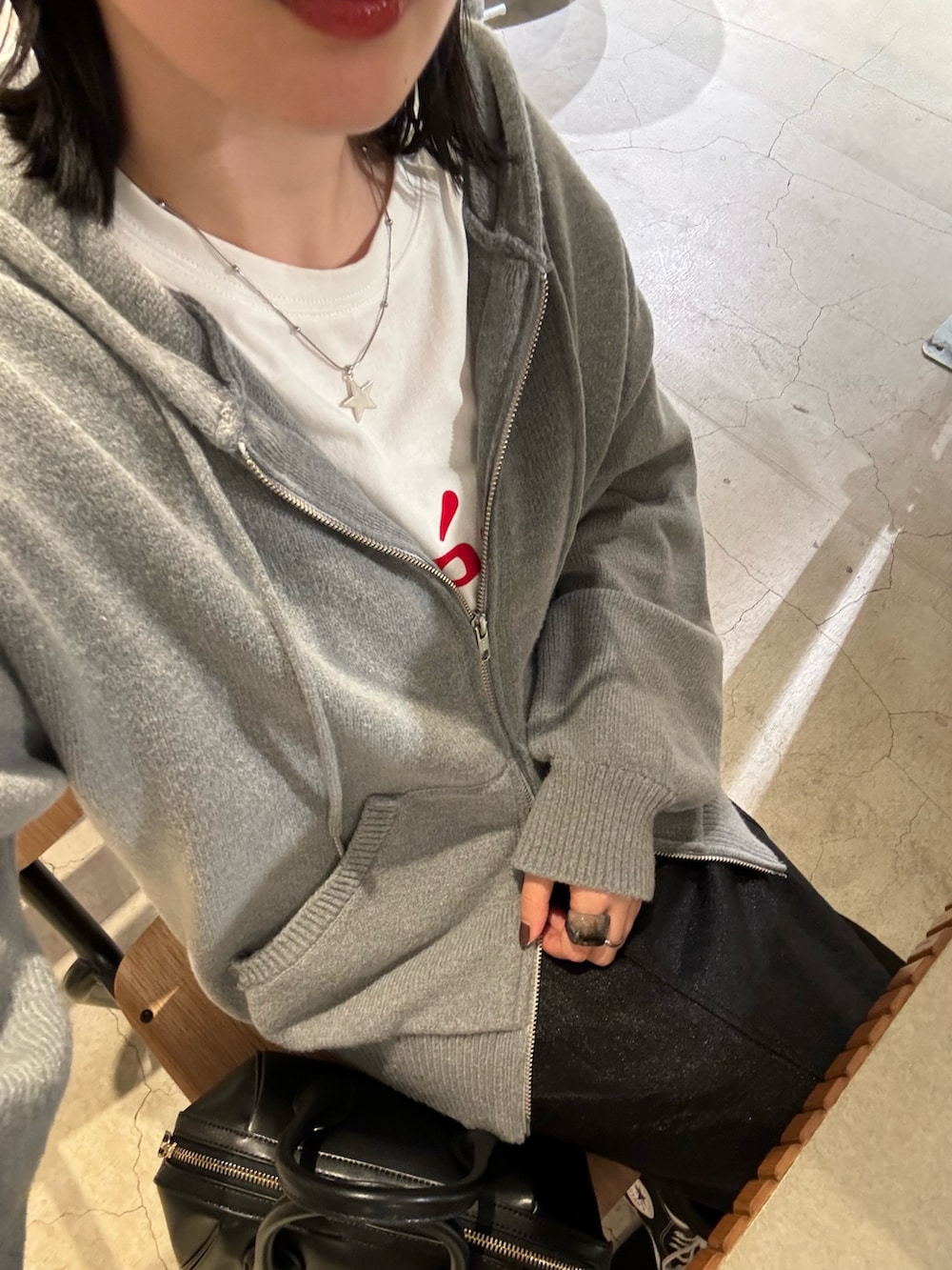 「スポーツミックス、ボストンバッグ、ロングスカート、スニーカー、秋コーデ、お出かけコーデ、パーカー、パーカーコーデ、ジップパーカ、スカート、コンバース、FREDY&GLOSTER、低身長コーデ、トレンドファッション、大人カジュアル」｜「fredy emueのフードニットZIPパーカー（パーカー、グレー系）」を使った、スダサチカさん（レディース・155cm）の秋コーディネートの7枚目の写真
