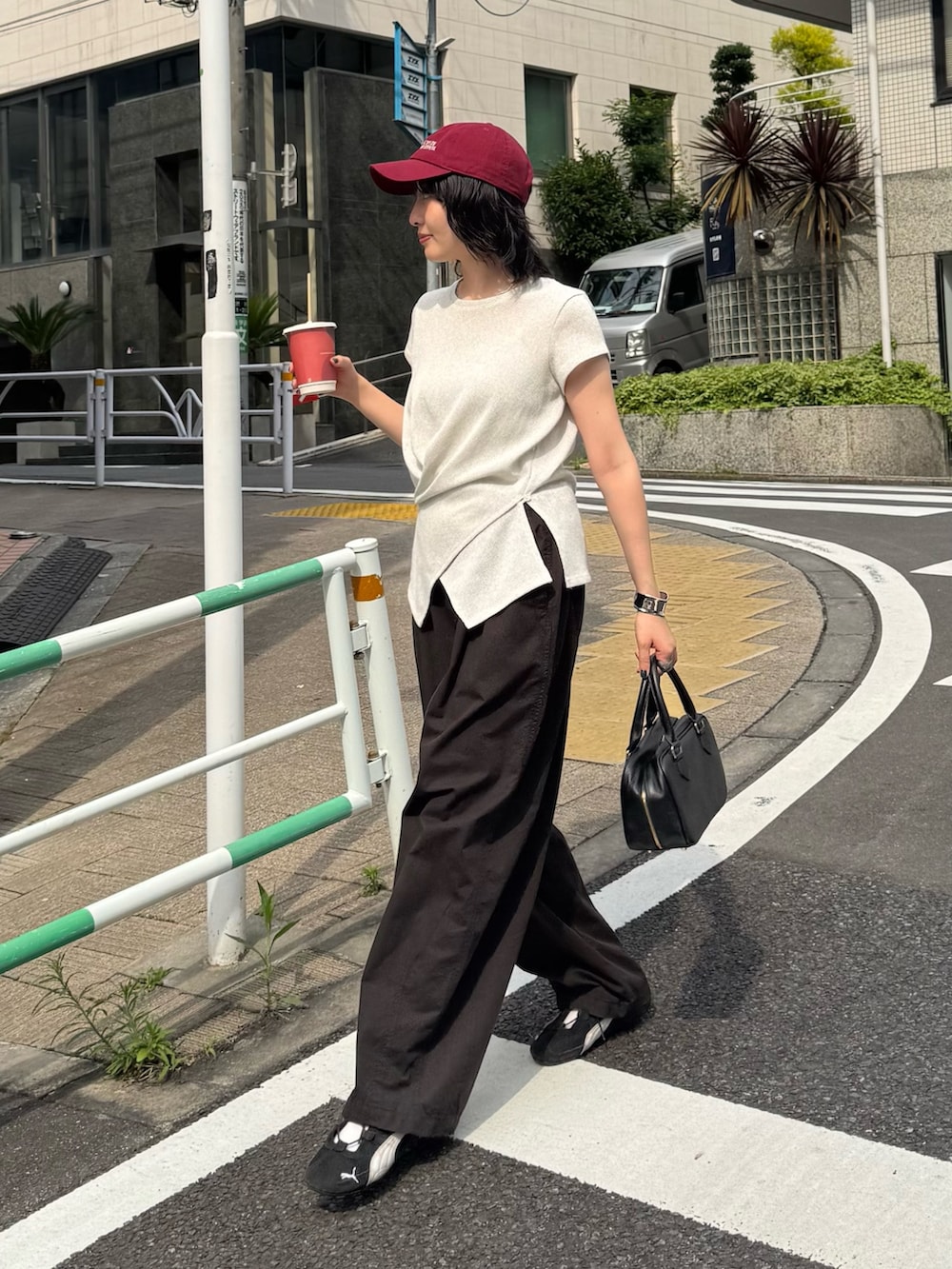 ホワイト系のTシャツ/カットソー、ブラック系のその他パンツ、レッド系のキャップを着用したレディースの夏コーディネートの2枚目の写真