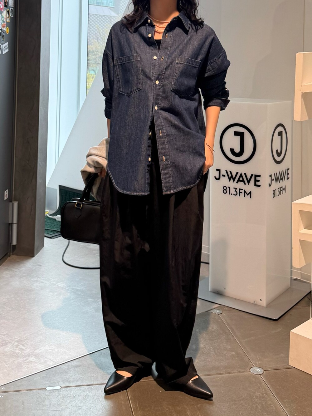 グレー系のスウェット、ブラック系のその他パンツ、ブラック系のショルダーバッグを着用したレディースの春コーディネートの4枚目の写真