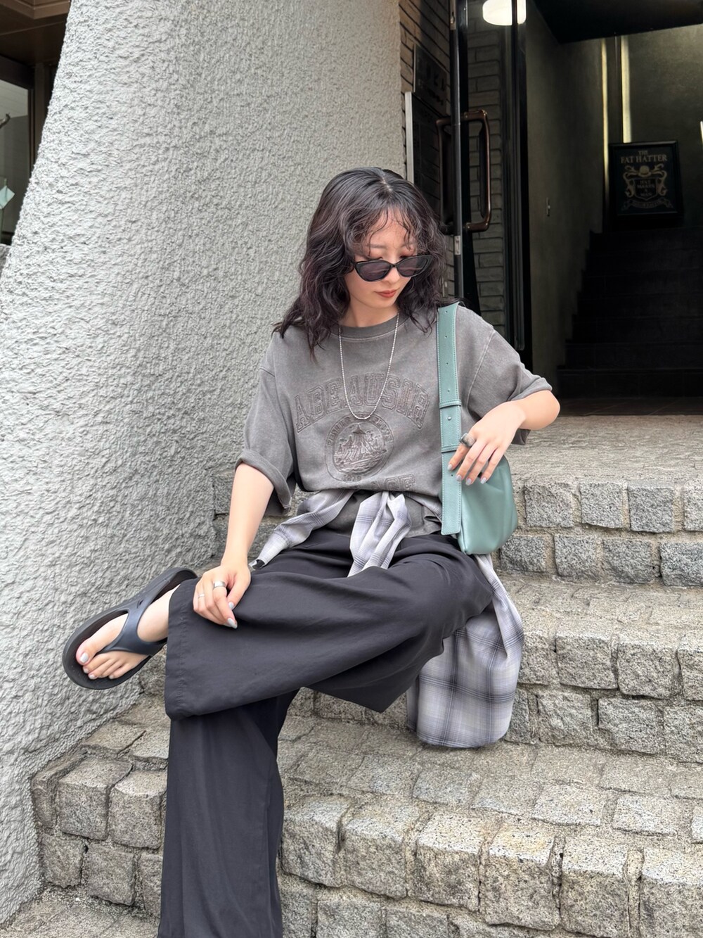 グレー系のTシャツ/カットソー、ブラック系のその他パンツ、グレー系のシャツ/ブラウスを着用したレディースの夏コーディネートの6枚目の写真