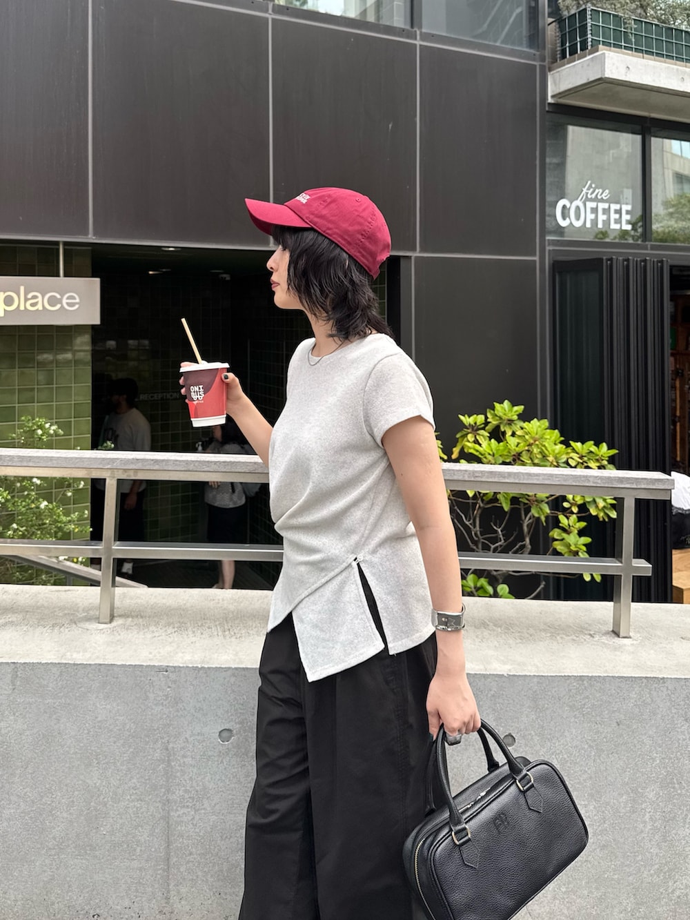 ホワイト系のTシャツ/カットソー、ブラック系のその他パンツ、レッド系のキャップを着用したレディースの夏コーディネートの5枚目の写真